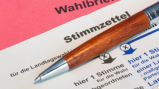 Briefwahlunterlagen können jetzt beantragt werden Symbolbild Briefwahlbogen mit Stift