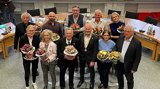 Zehn scheidende Mitglieder des Stadtrats wurden von 1. Bürgermeister Heilinglechner für ihr langjähriges Engagement geehrt. Ehrung und Verabschiedung der Stadtratsmitglieder