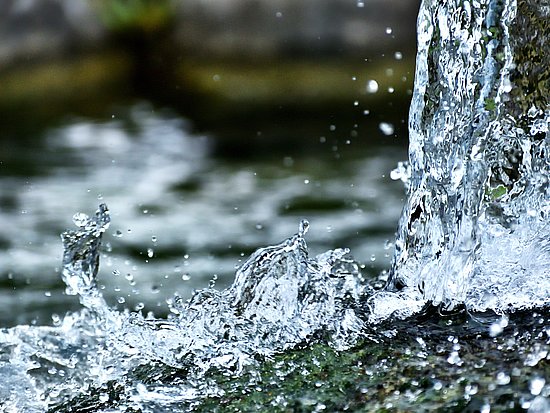 Symbolbild fließendes Wasser aus einer Quelle