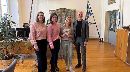 v.l.: Renten- und Sozialberaterin Sybille Gruber und Eva Blum, Beraterin des Pflegestützpunktes Gaby Strauhal, Erster Bürgermeister Klaus Heilinglechner Gruppenbild Bürgermeister mit Mitarbeiterinnen