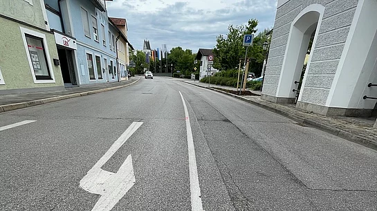 Einseitige Sperrung der Bahnhofstraße wegen Sanierungsarbeiten Einseitige Sperrung der Bahnhofstraße wegen Sanierungsarbeiten