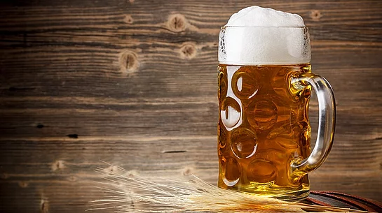 Bier, Brotzeit und ein Theaterstück erwarten die Gäste beim Seniorenstarbierfest Symbild Maßkrug